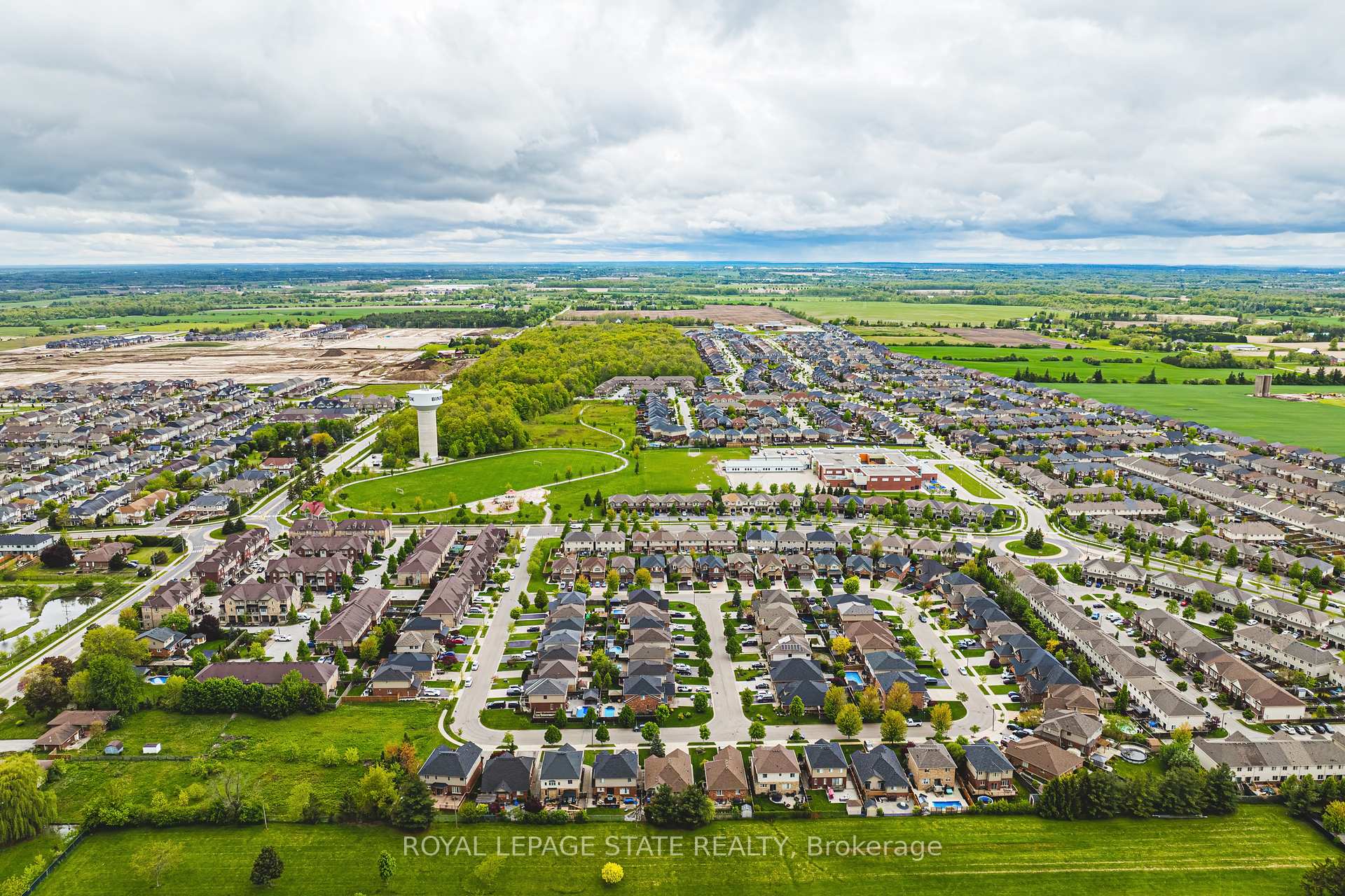 2 Bedrooms Condo at 130 Southbrook, Hamilton For sale
