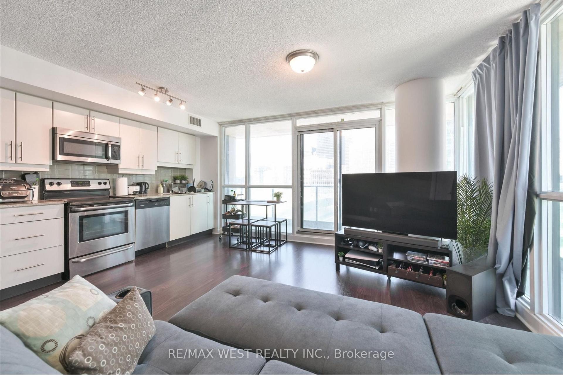 2 Bedrooms Condo at 33 Bay,  Toronto For sale