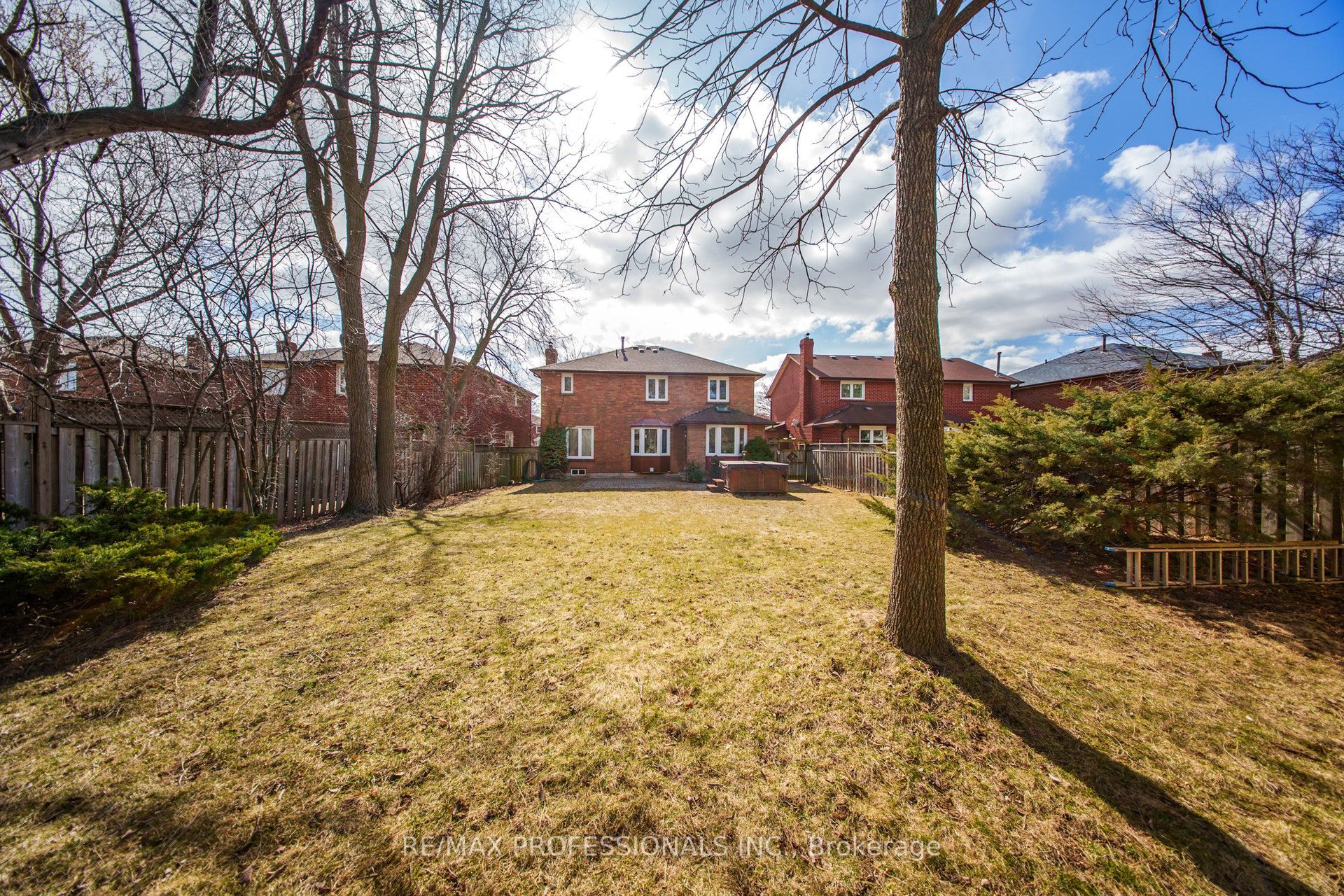 1327 Greenwood Crescent