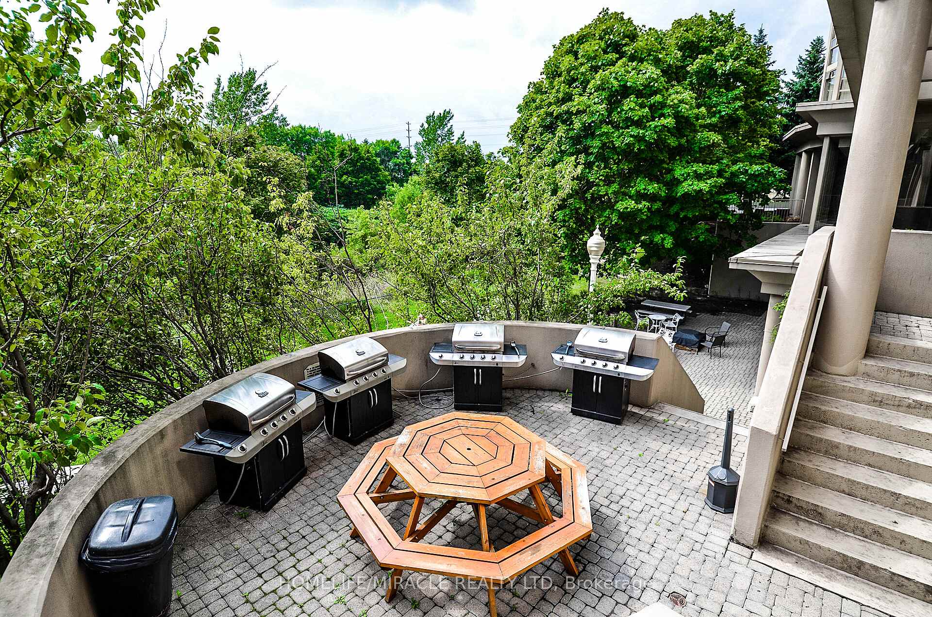 2 Bedrooms Condo at 50 Eglinton, Mississauga For sale