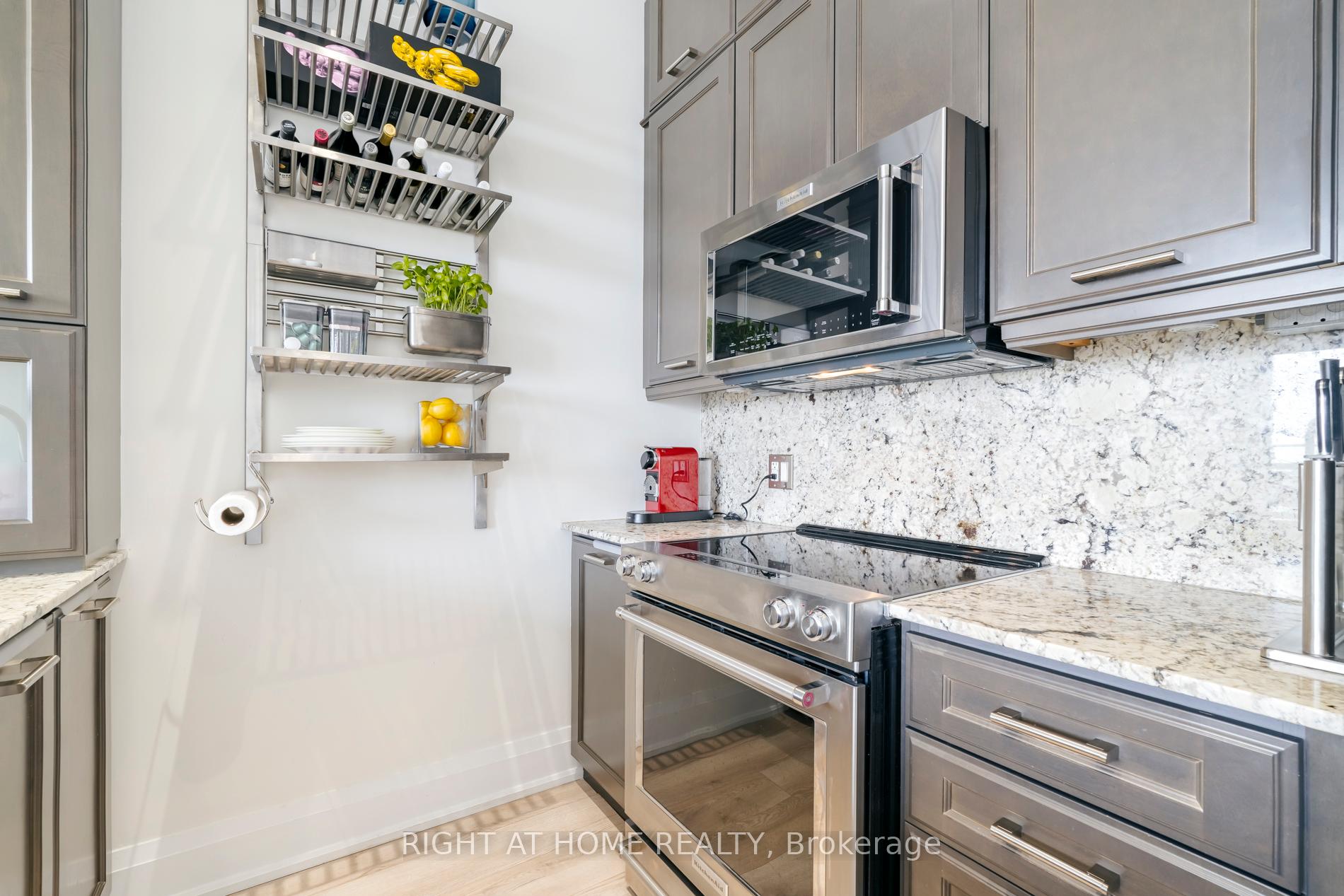 3 Bedrooms Condo at 2470 Prince Michael, Oakville For sale