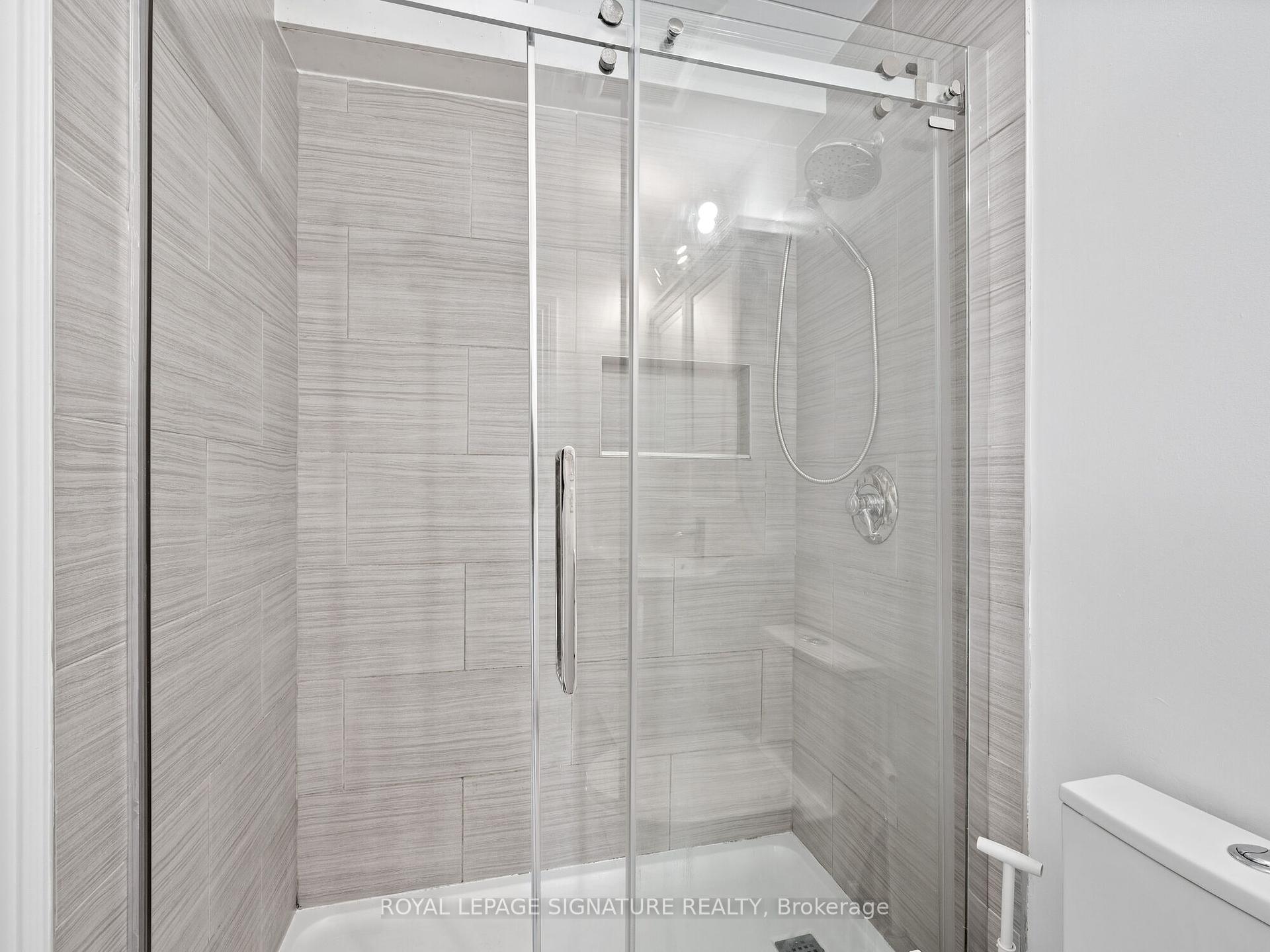2 Bedrooms Condo at 28 Victoria, Hamilton For sale