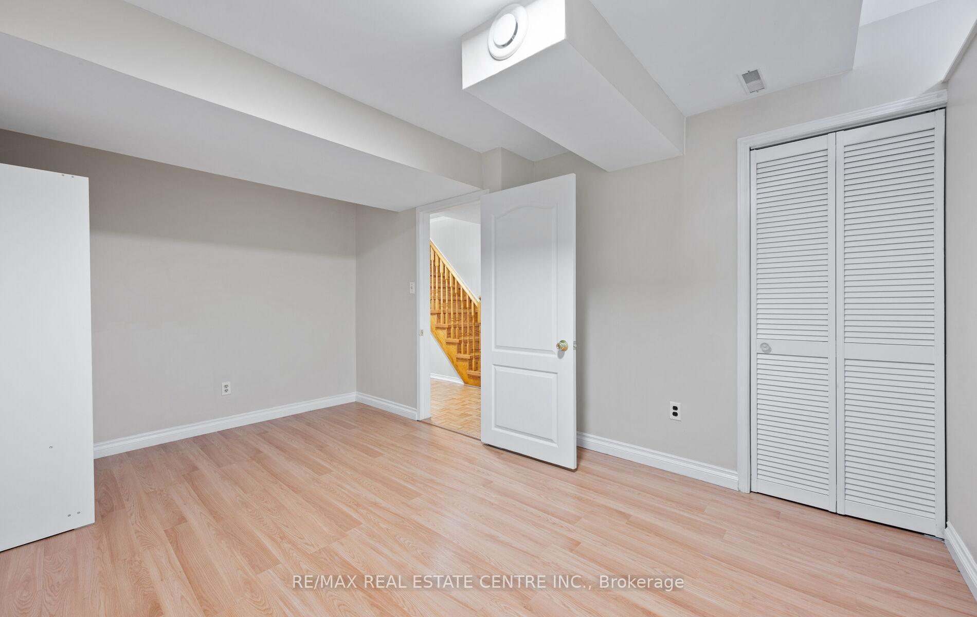 4 Bedrooms Condo at 5030 Heatherleigh, Mississauga For sale