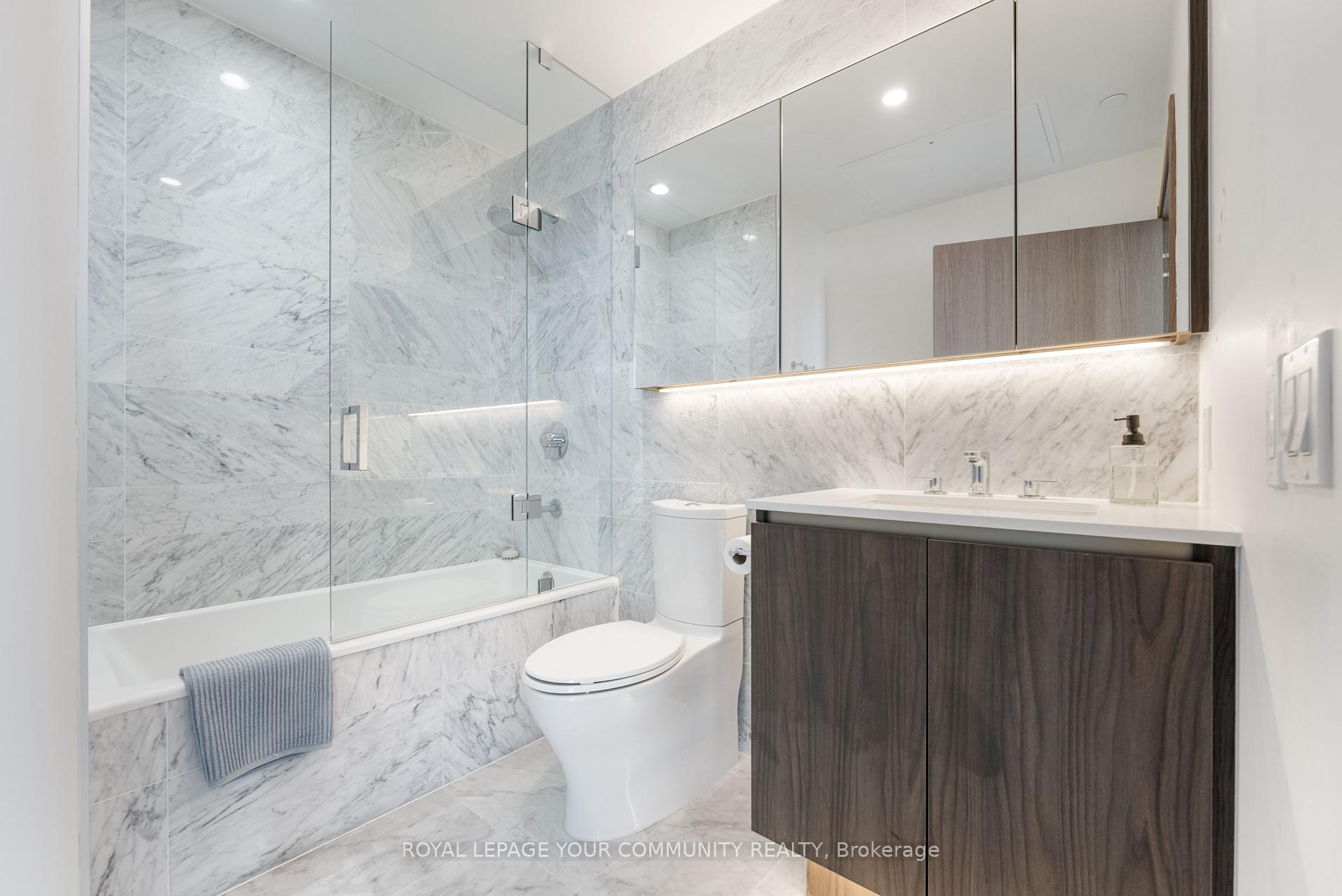 3 Bedrooms Condo at 17 Bathurst, Toronto For sale