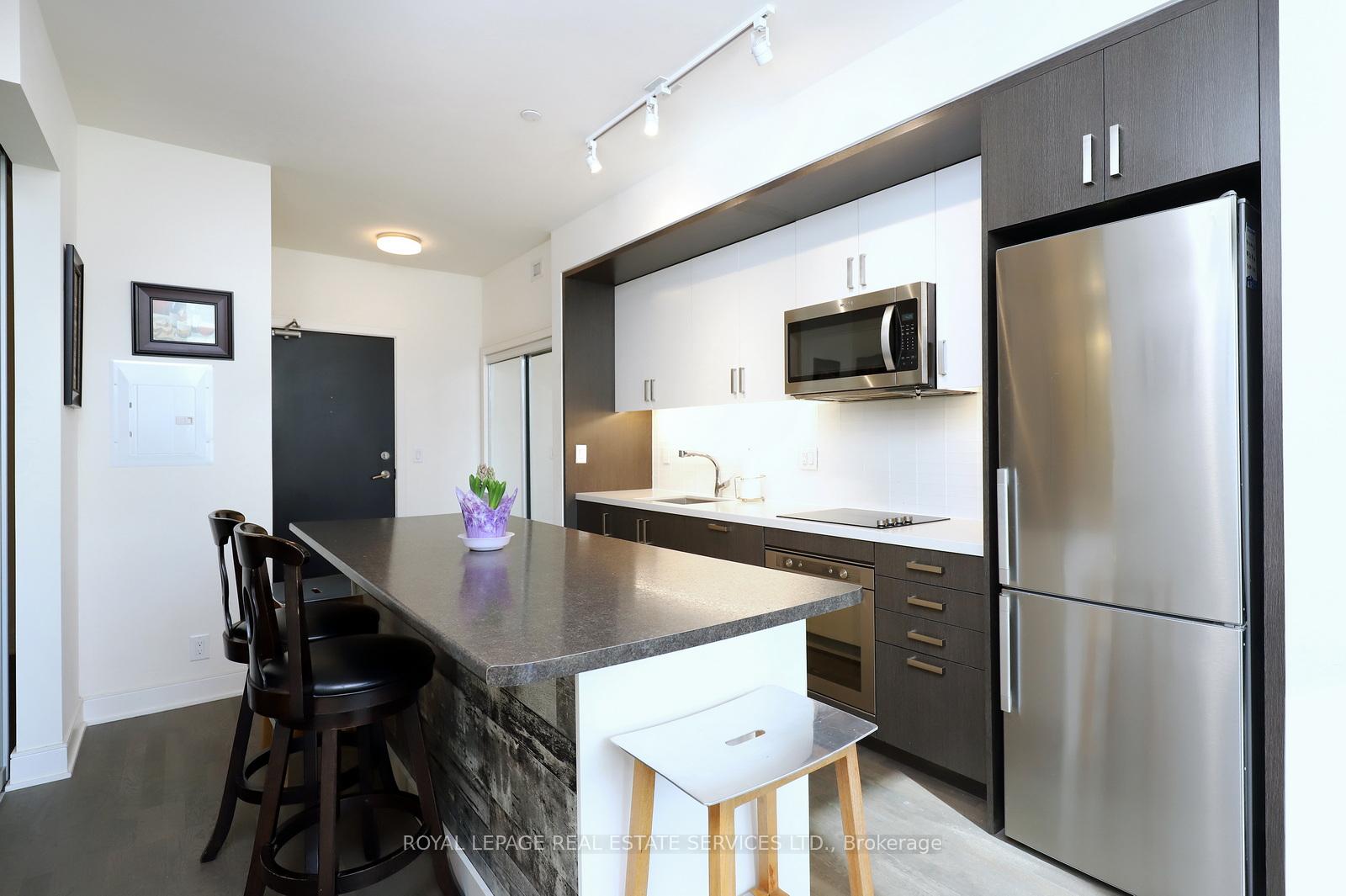2 Bedrooms Condo at 1575 Lakeshore, Mississauga For sale