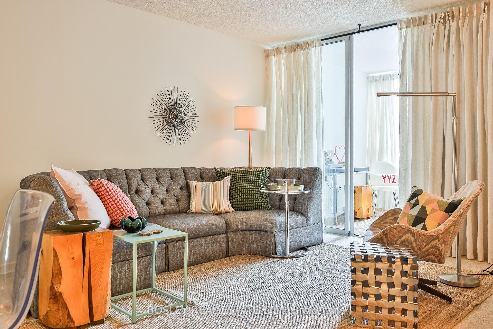 2 Bedrooms Condo at 25 Maitland, Toronto For sale