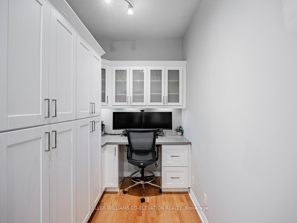 2 Bedrooms Condo at 330 Princess Royal, Mississauga For sale
