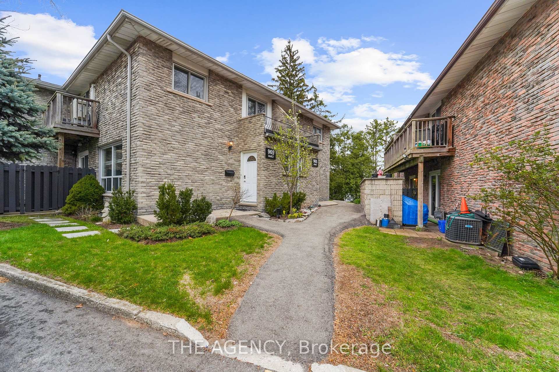 3 Bedrooms Condo at 965 Francis, Burlington For sale