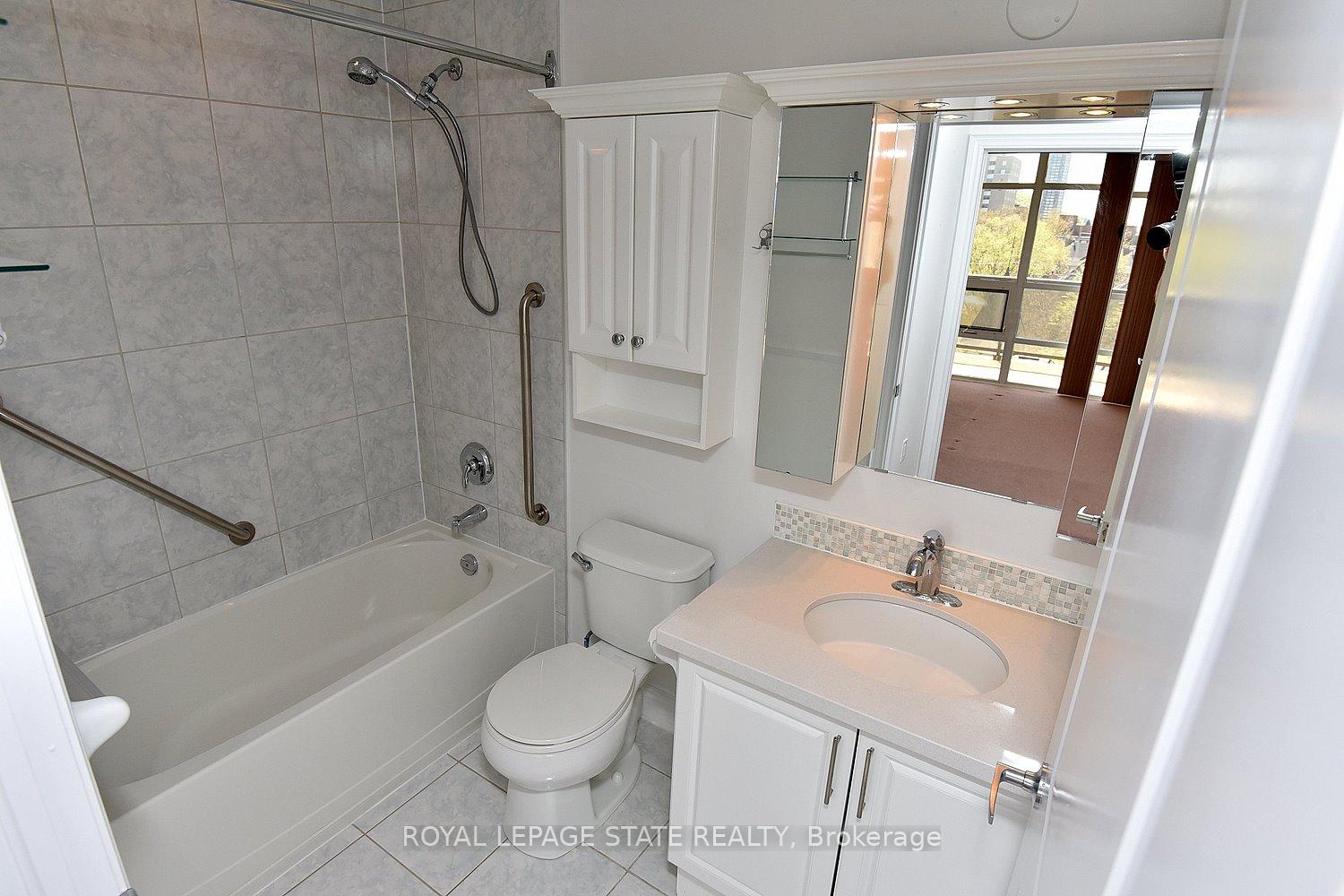 2 Bedrooms Condo at 90 Charlton, Hamilton For sale