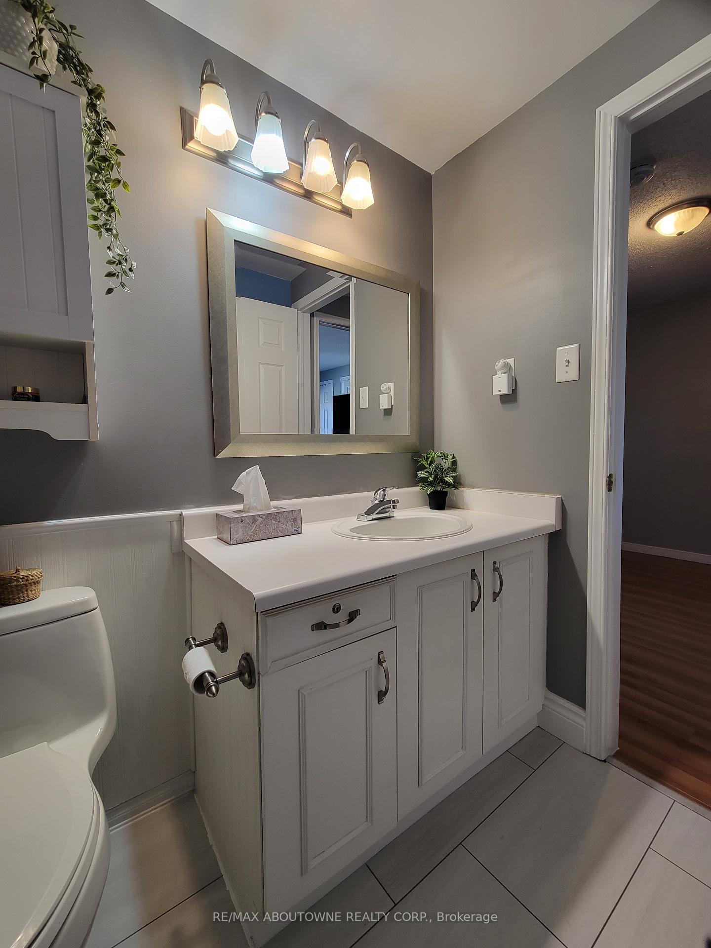 3 Bedrooms Condo at 1 Royalwood, Hamilton For sale