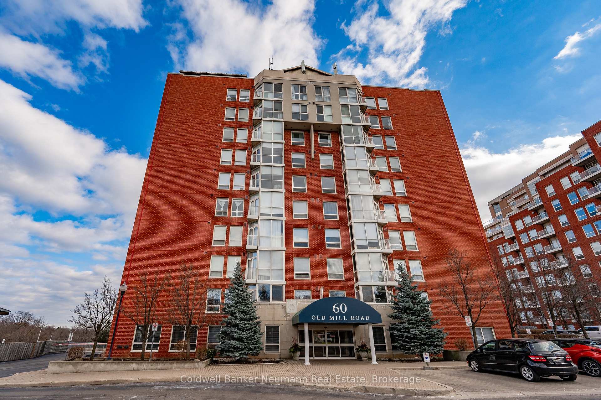 2 Bedrooms Condo at 60 Old Mill, Oakville For sale