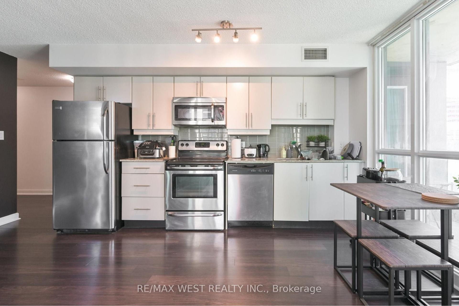 2 Bedrooms Condo at 33 Bay,  Toronto For sale