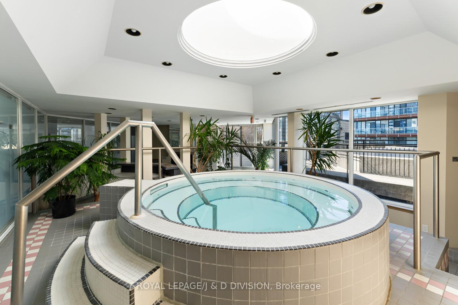 2 Bedrooms Condo at 25 Maitland,  Toronto For sale