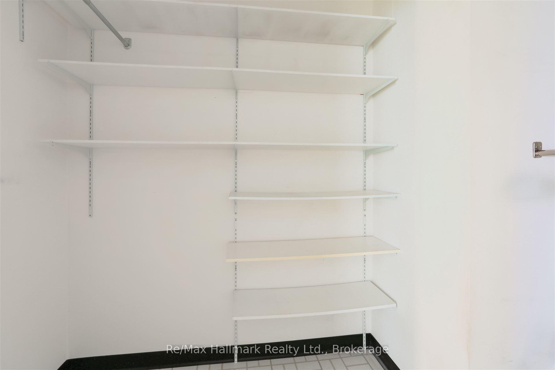 2 Bedrooms Condo at 1580 Mississauga Valley,  Mississauga For sale