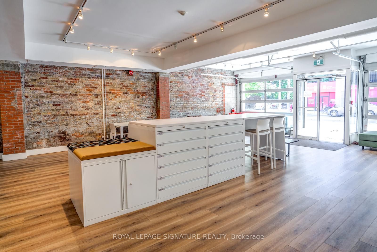 926 King Street W, #Main