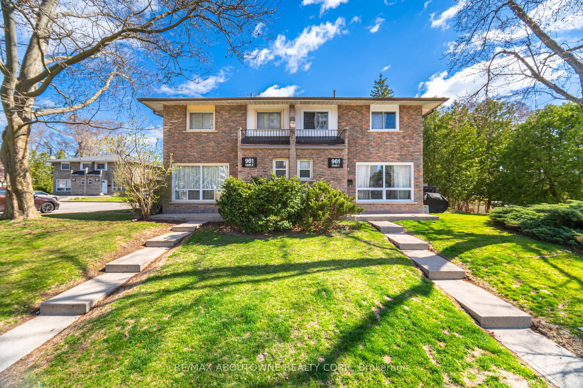 3 Bedrooms Condo at 961 Francis,  Burlington For sale