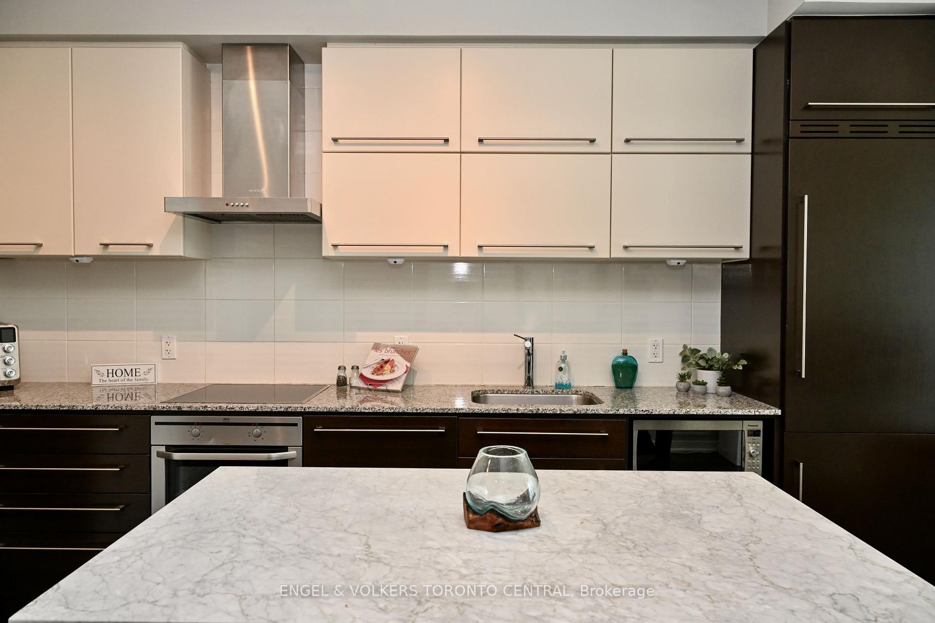 2 Bedrooms Condo at 770 Bay, Toronto For sale