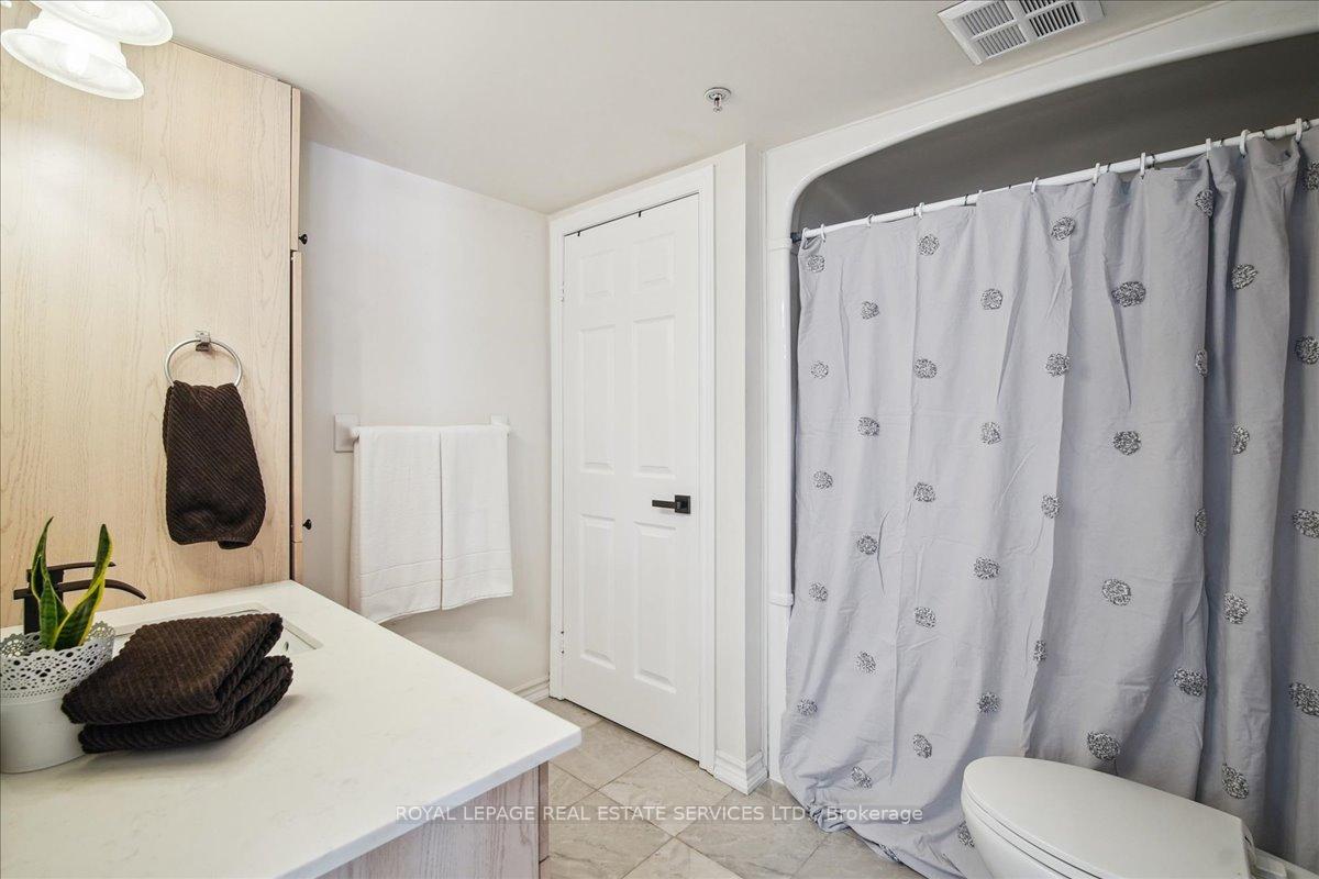 2 Bedrooms Condo at 1440 Bishops, Oakville For sale