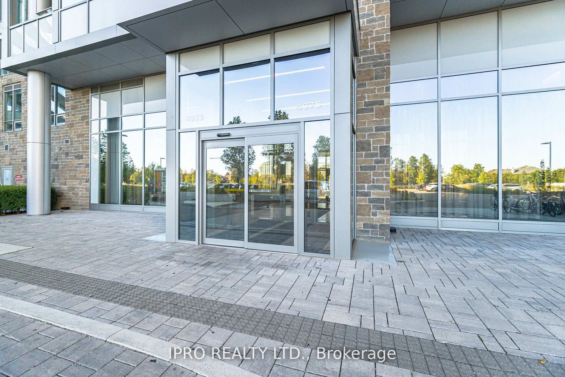 3 Bedrooms Condo at 4675 Metcalfe, Mississauga For sale