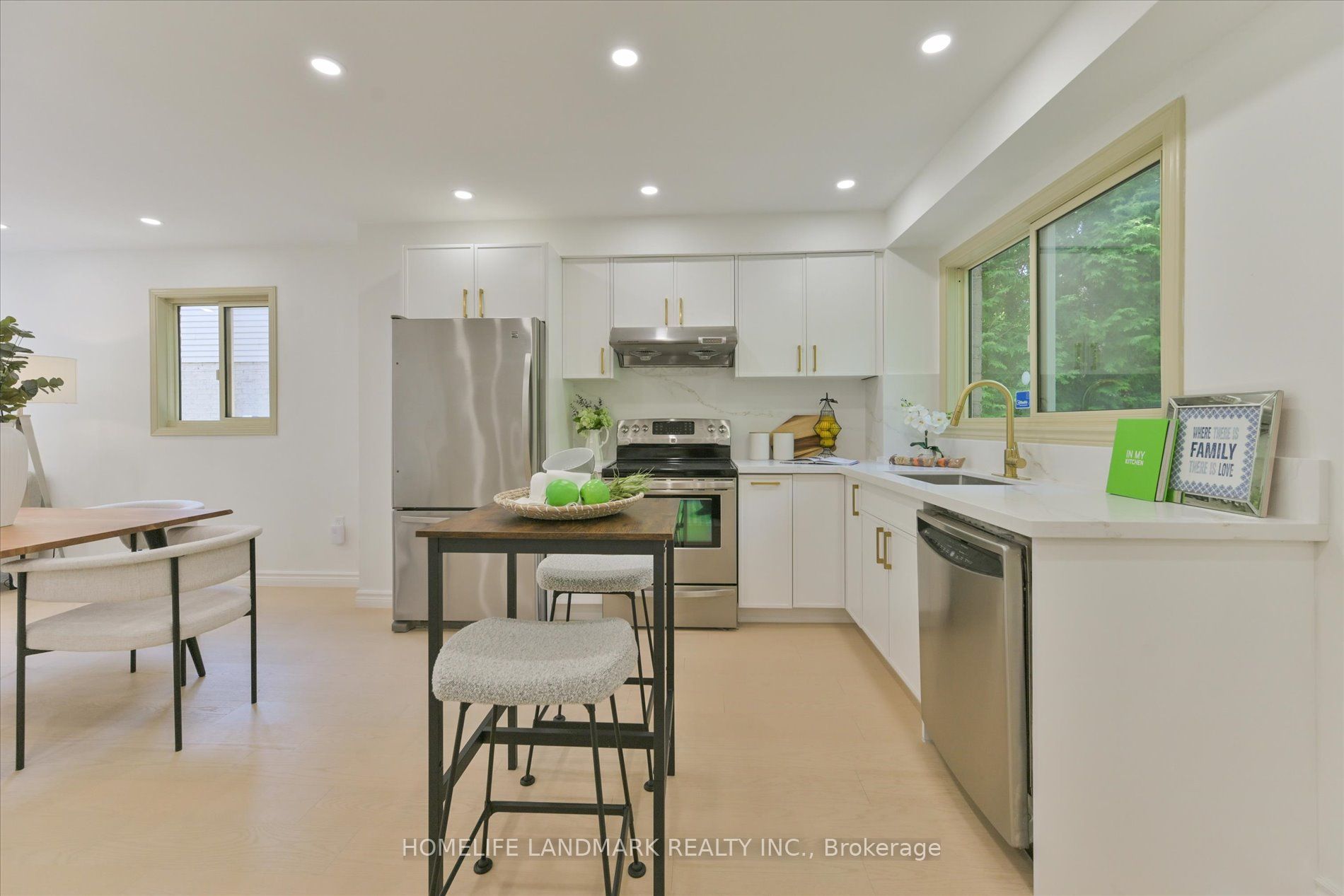11 Hunter's Point Drive