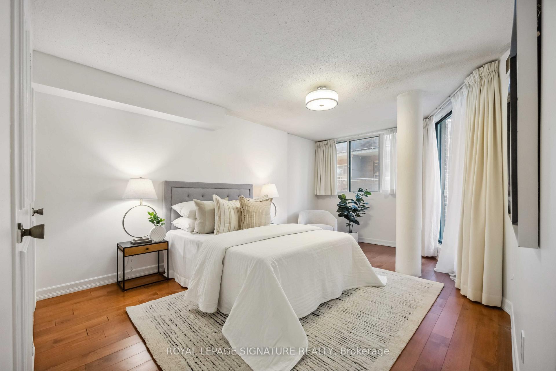2 Bedrooms Condo at 212 St. George, Toronto For sale