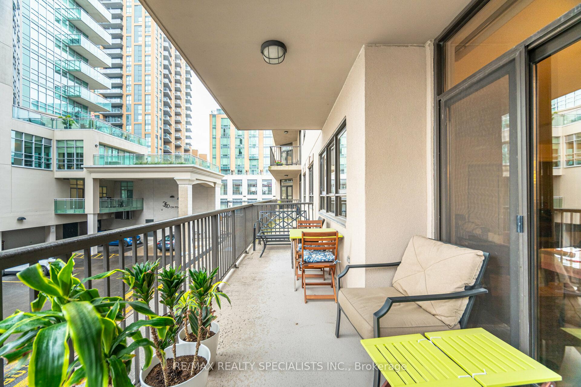 3 Bedrooms Condo at 399 Elizabeth, Burlington For sale