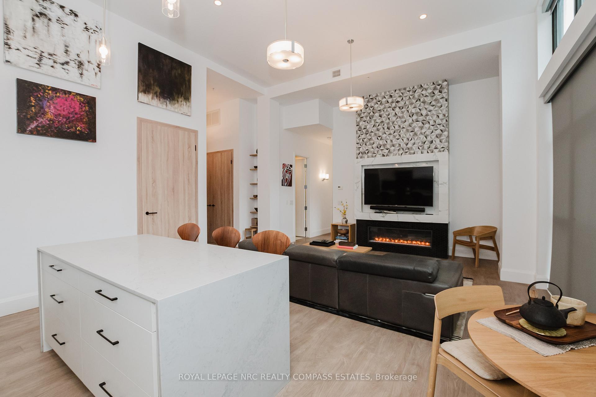2 Bedrooms Condo at 118 King,  Hamilton For sale