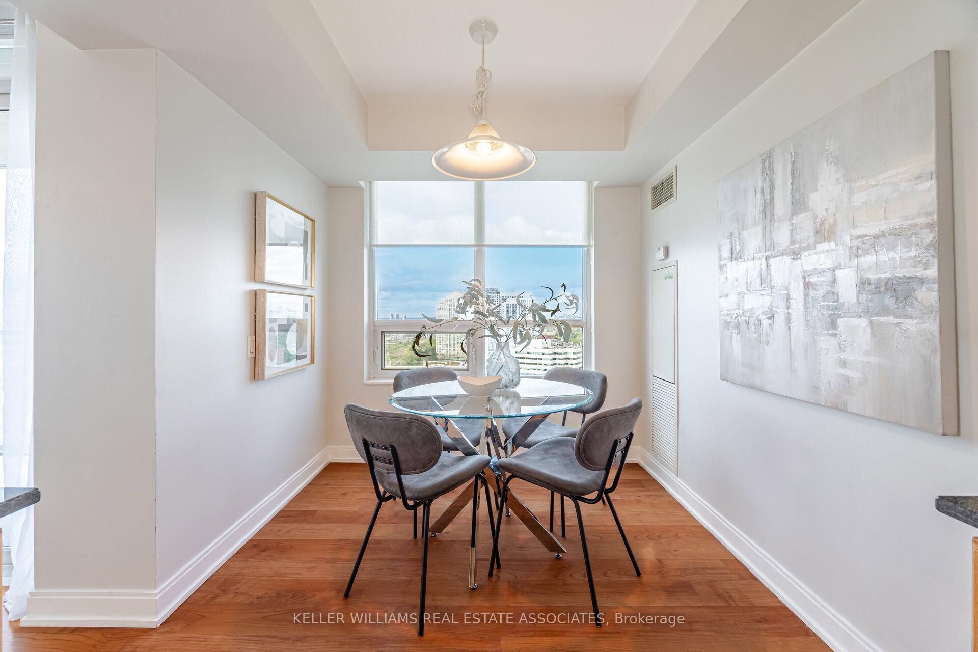 2 Bedrooms Condo at 35 Viking, Toronto For sale