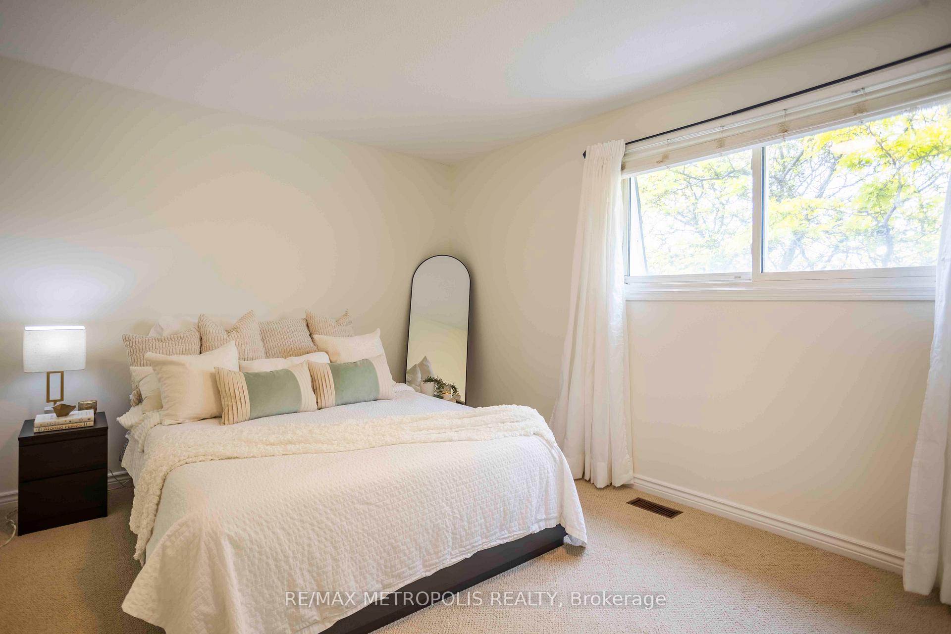 3 Bedrooms Condo at 11 Harrisford, Hamilton For sale