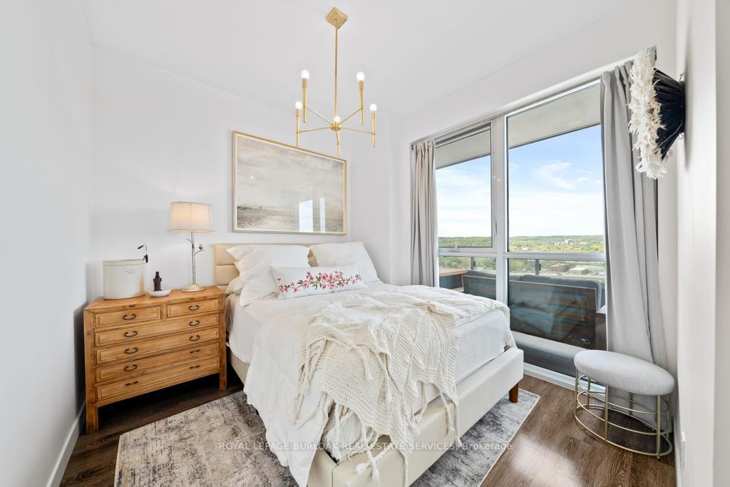 2 Bedrooms Condo at 2087 Fairview, Burlington For sale