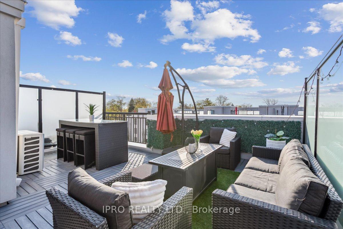 2 Bedrooms Condo at 652 Cricklewood, Mississauga For sale