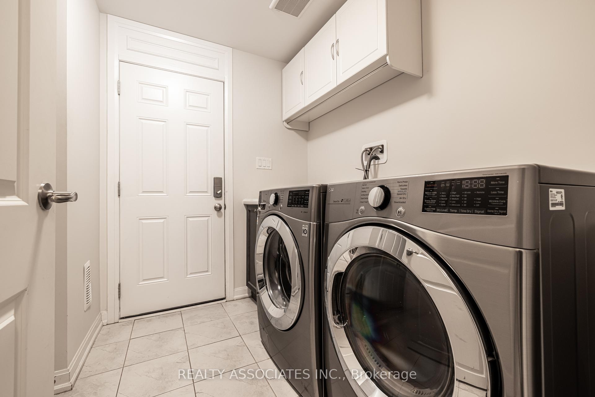 4 Bedrooms Condo at 133 Grovewood, Oakville For sale