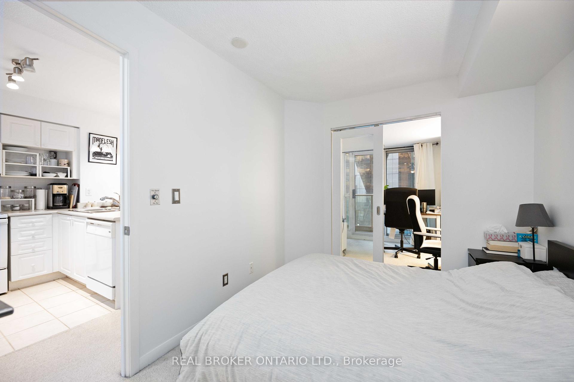 2 Bedrooms Condo at 18 Yonge,  Toronto For sale