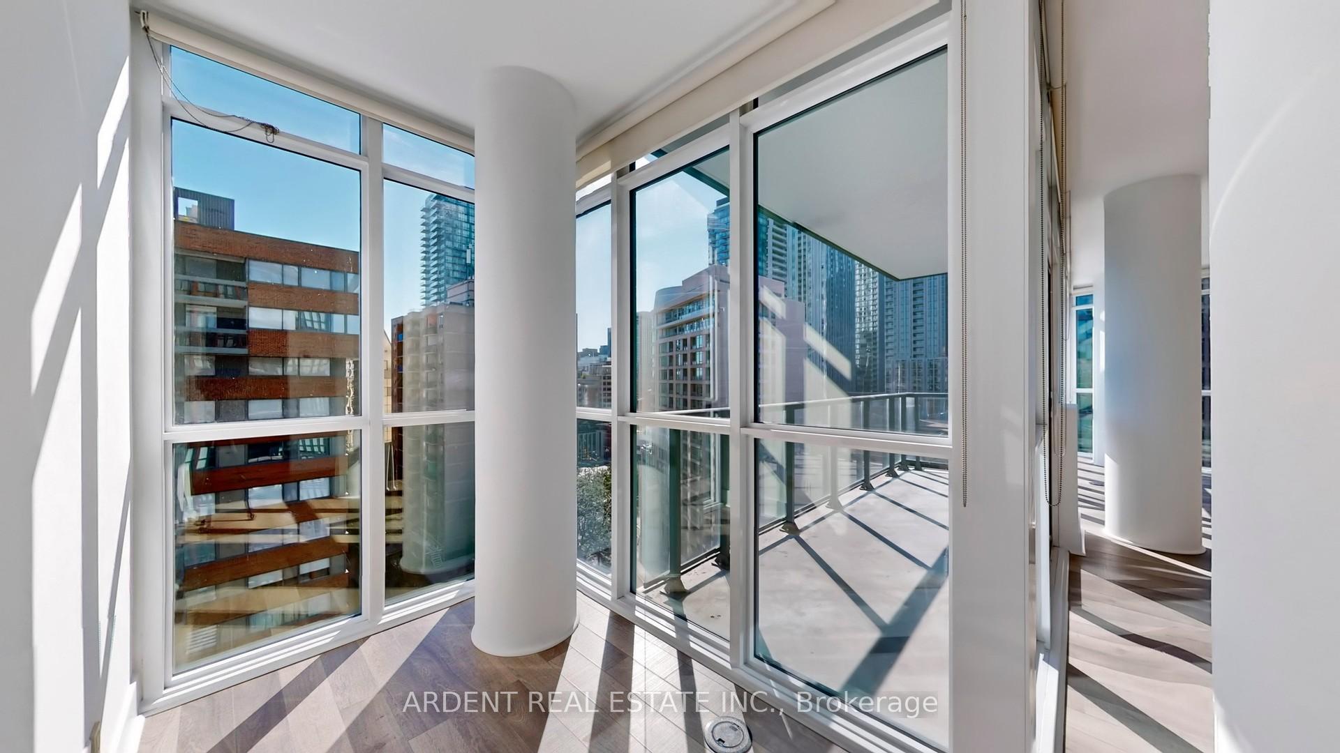 3 Bedrooms Condo at 32 Davenport,  Toronto For sale