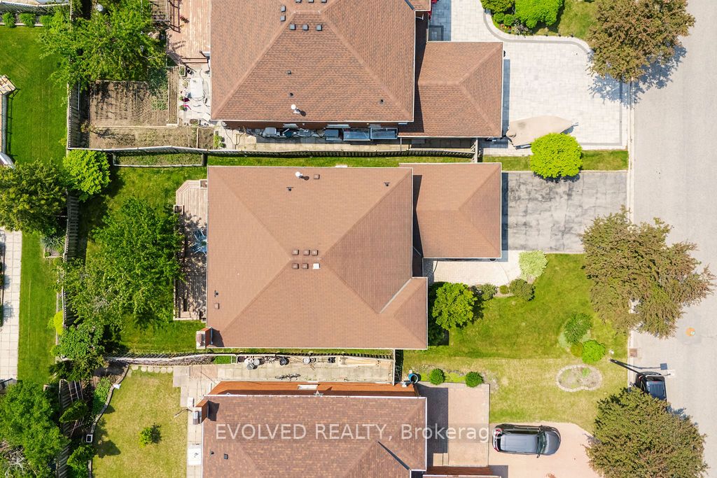27 Hewlett Crescent