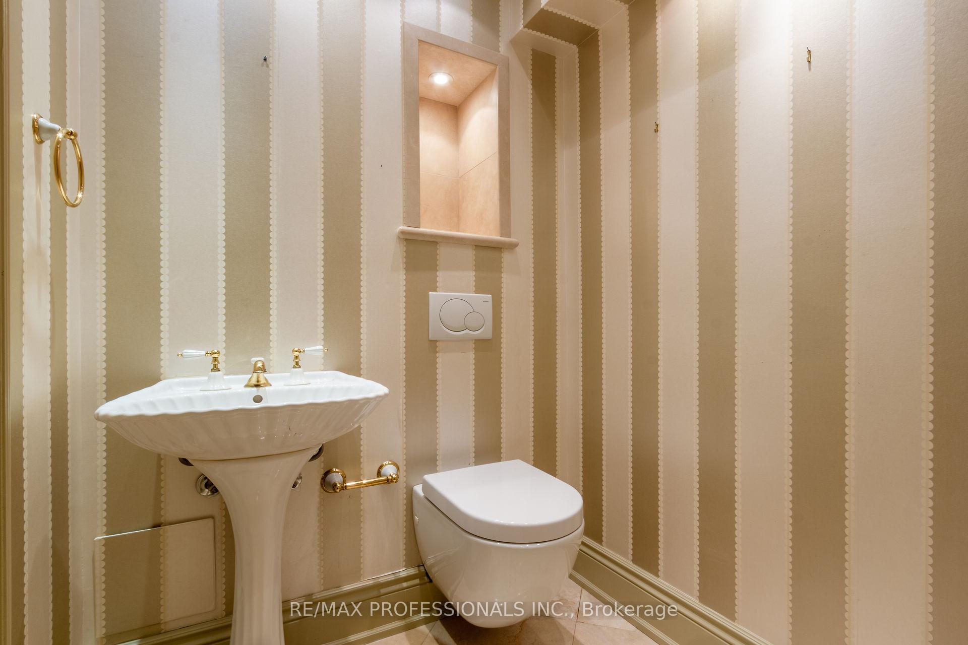 3 Bedrooms Condo at 2045 Lake Shore,  Toronto For sale