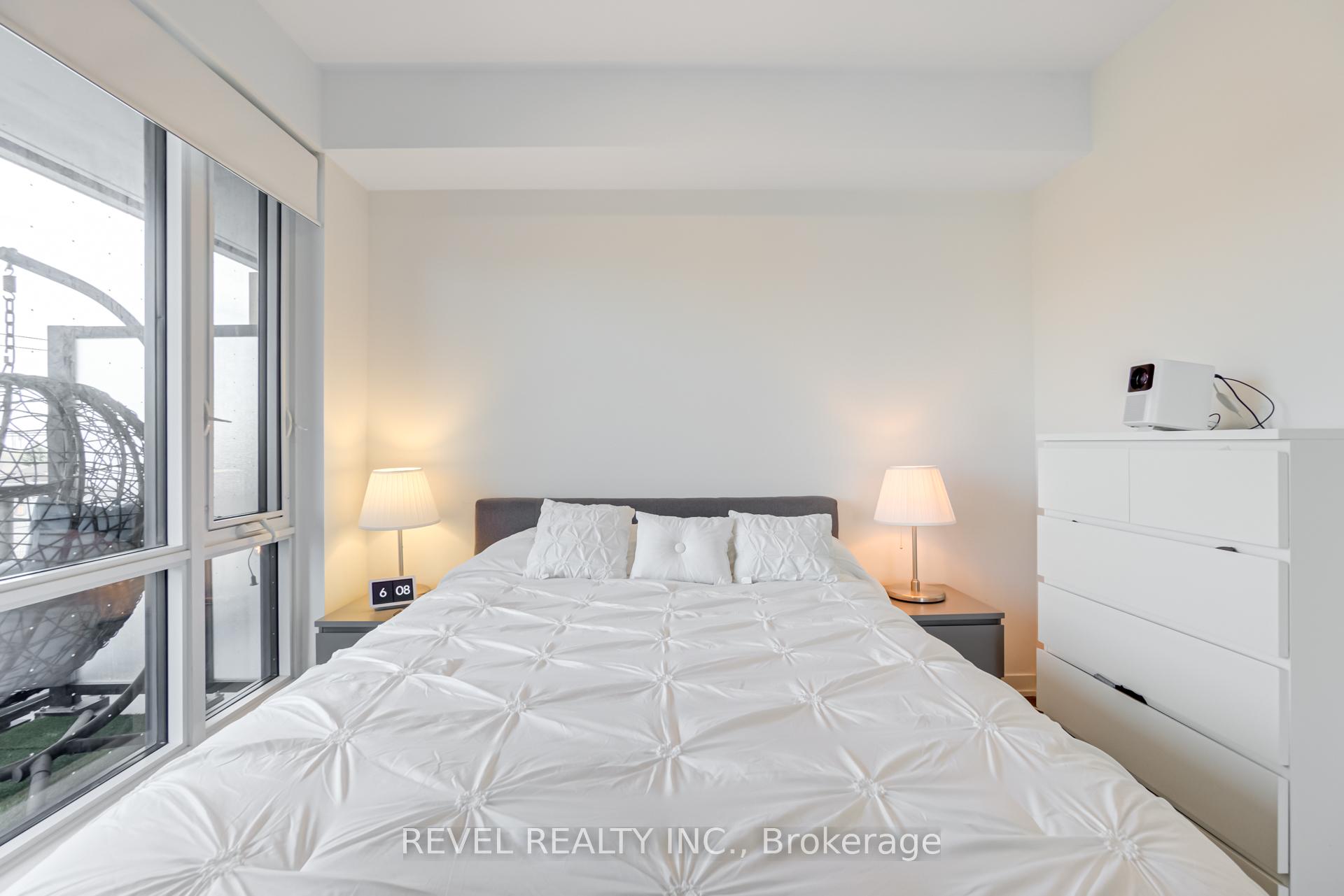 2 Bedrooms Condo at 7950 Bathurst, Vaughan For sale