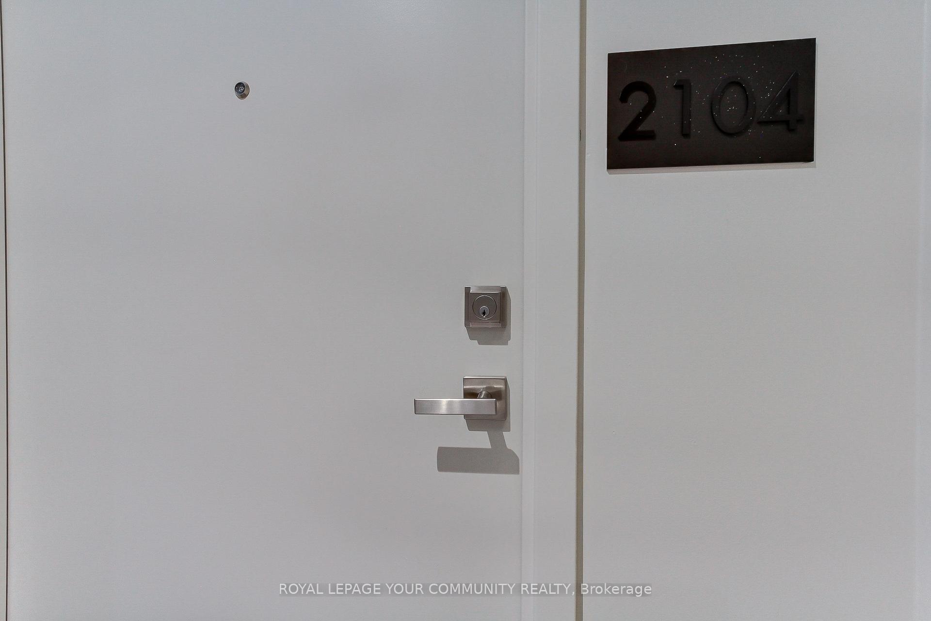 2 Bedrooms Condo at 10 Deerlick, Toronto For sale