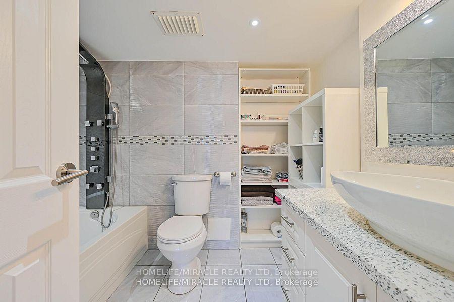 3 Bedrooms Condo at 5 Rowntree, Toronto For sale