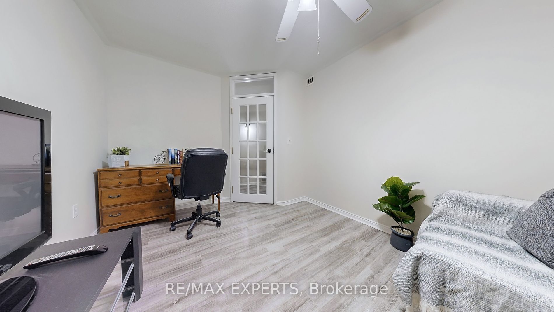 85 Wellington Street W 211