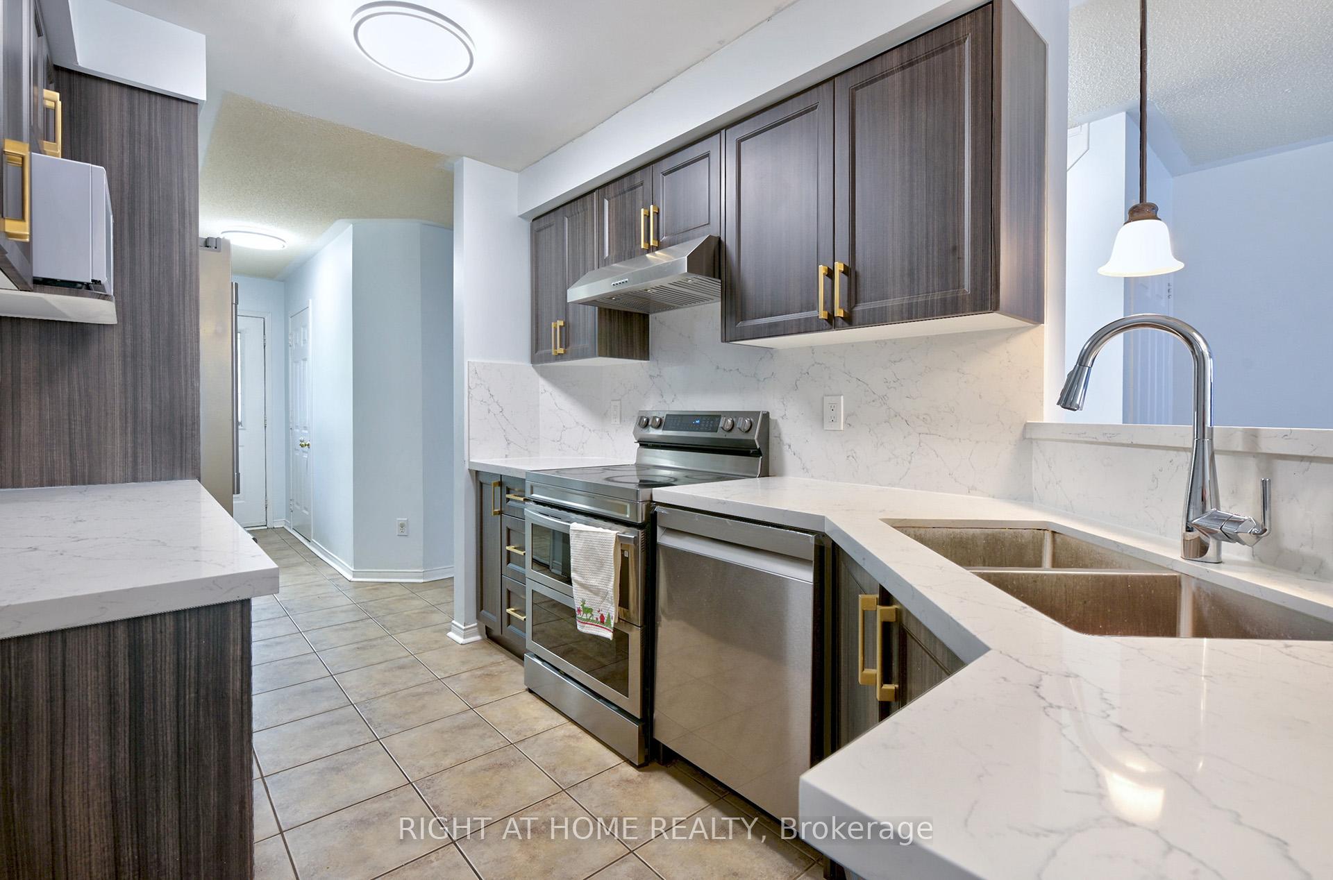 3 Bedrooms Condo at 4600 Kimbermount, Mississauga For sale
