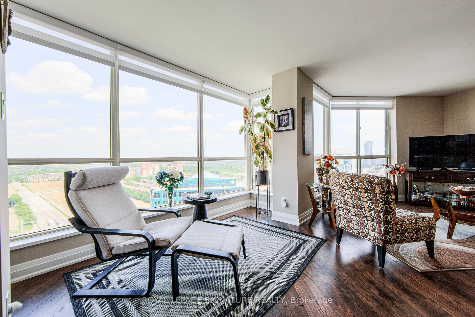 3 Bedrooms Condo at 55 Kingsbridge Garden, Mississauga For sale