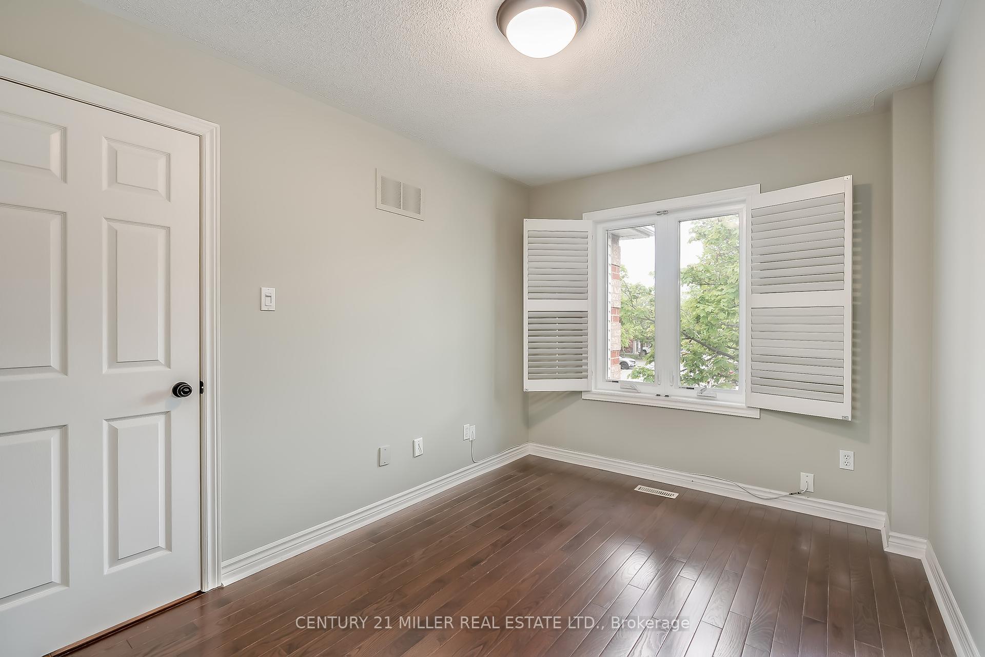 3 Bedrooms Condo at 1240 Westview, Oakville For sale