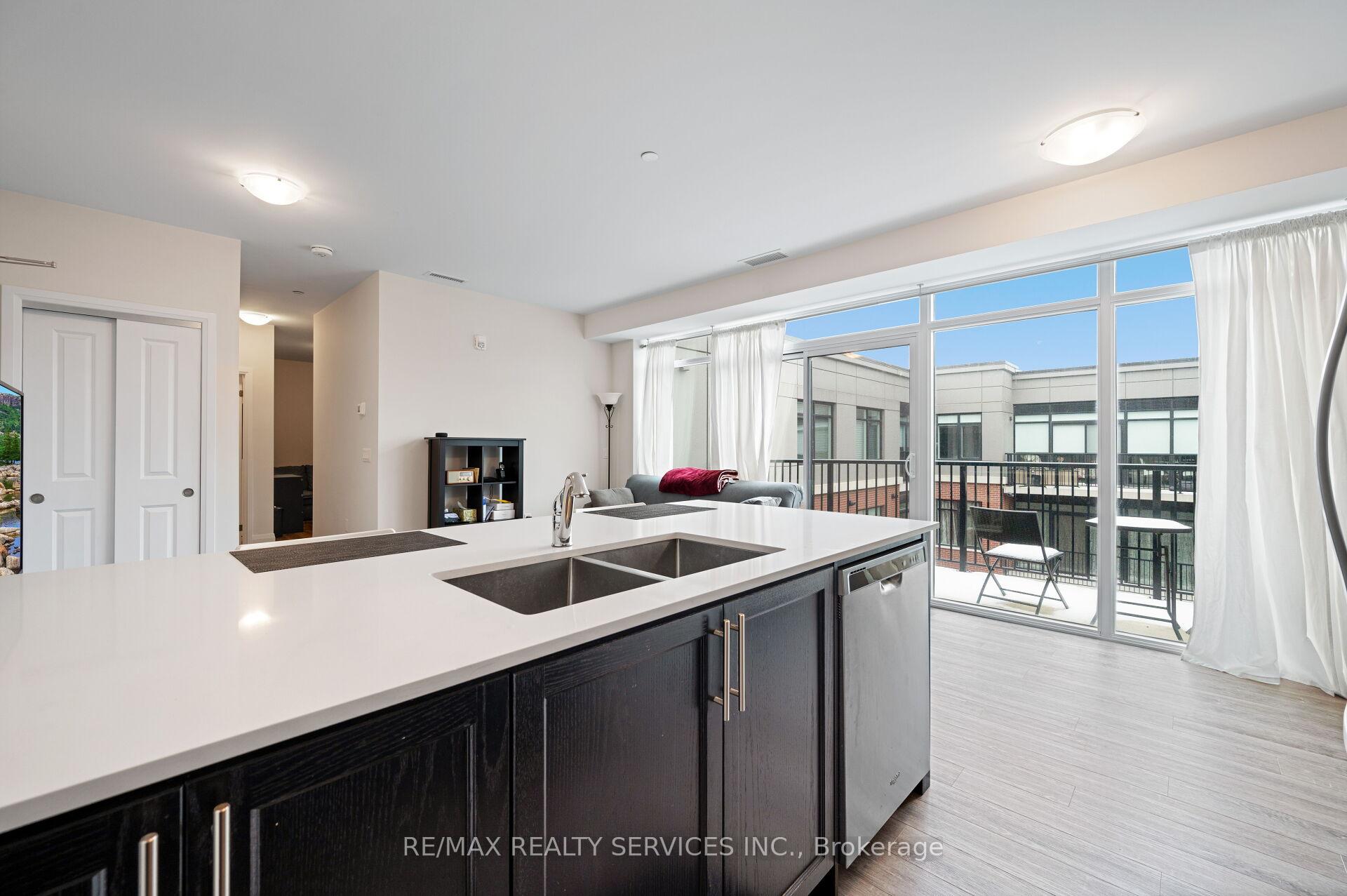 2 Bedrooms Condo at 1 Redfern, Hamilton For sale