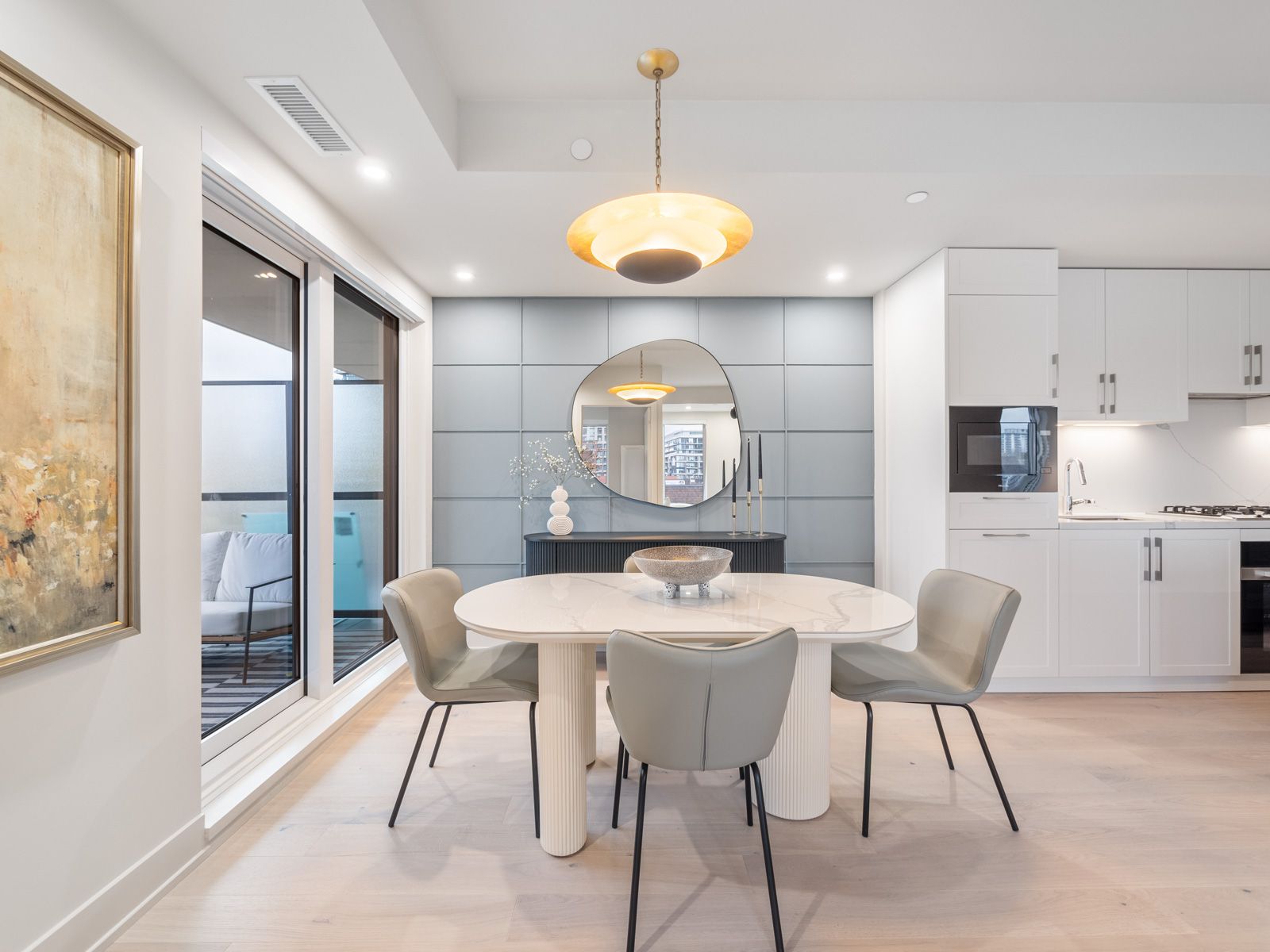 8 Manor Road W 711
