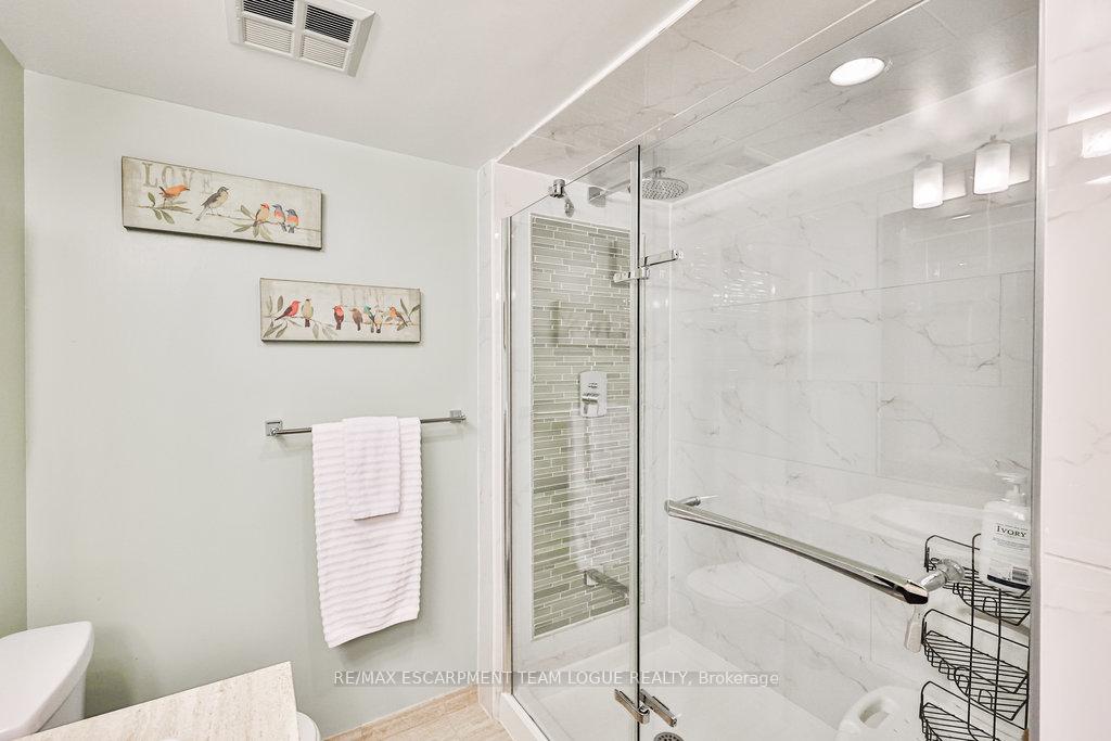 3 Bedrooms Condo at 7 Concorde,  Toronto For sale