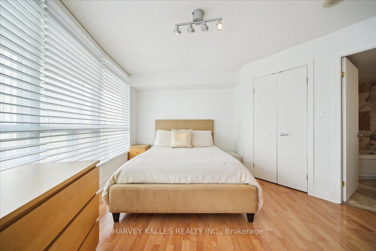 2 Bedrooms Condo at 550 Queens, Toronto For sale