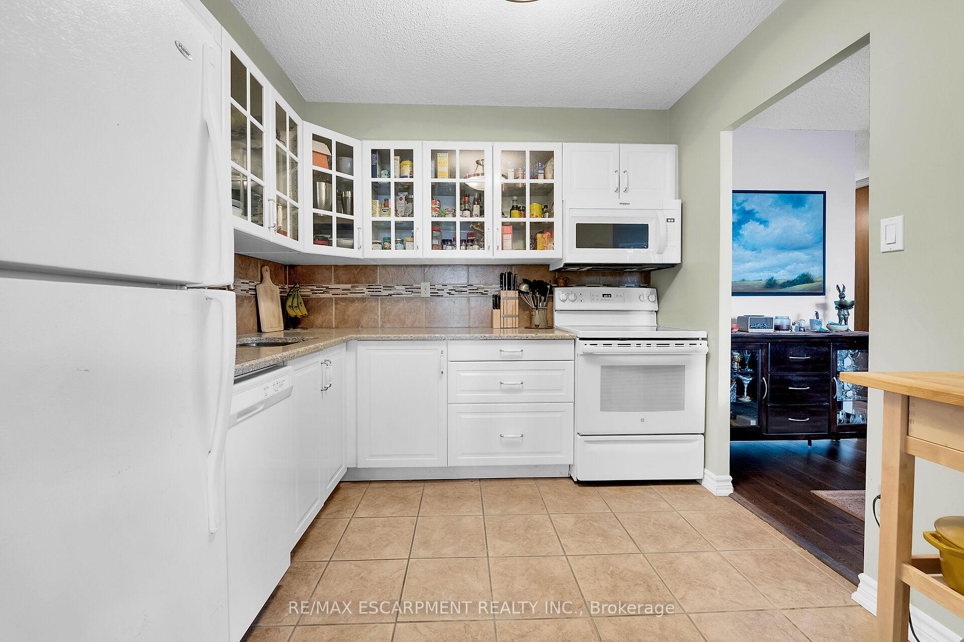 3 Bedrooms Condo at 301 Frances, Hamilton For sale