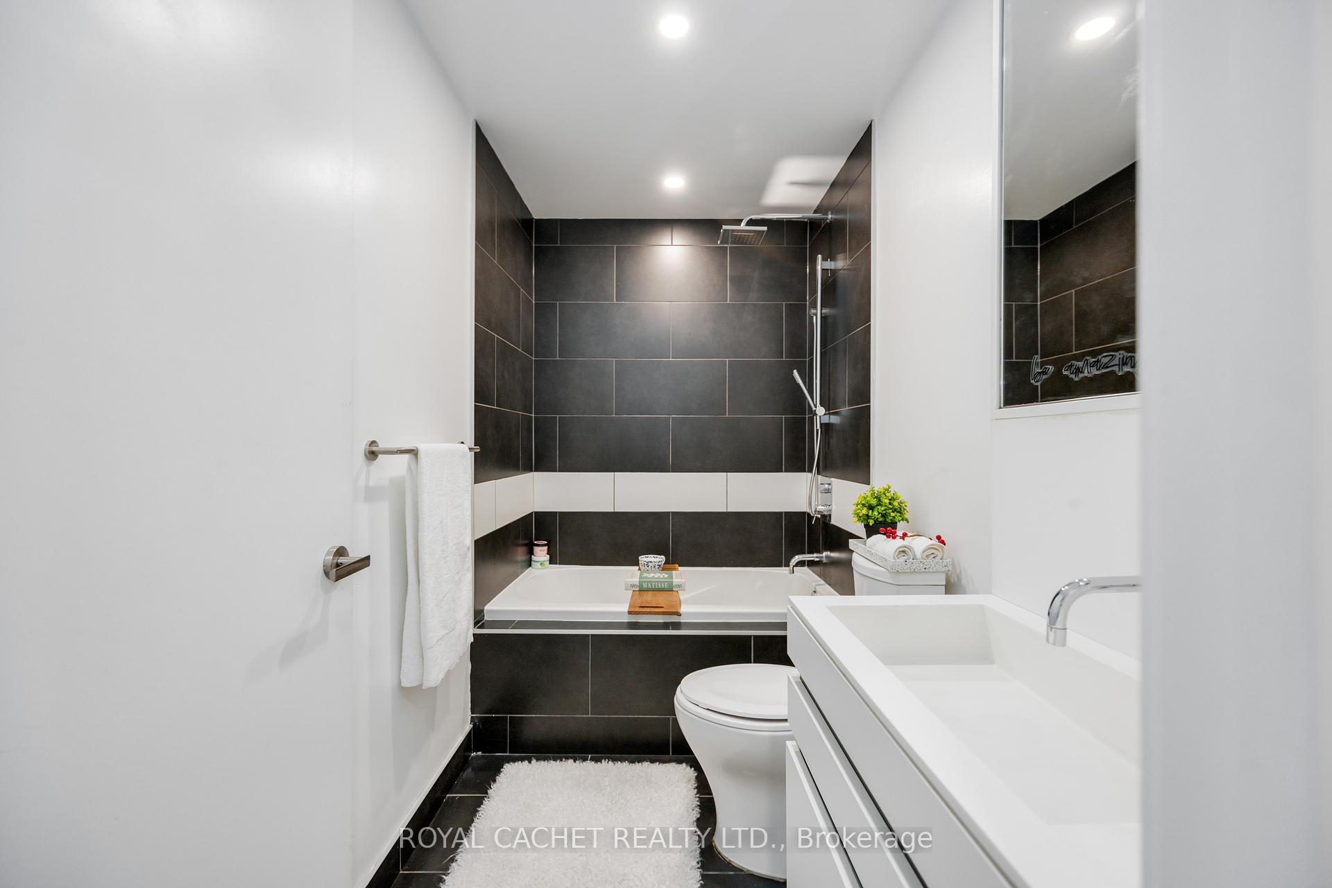2 Bedrooms Condo at 197 Yonge,  Toronto For sale