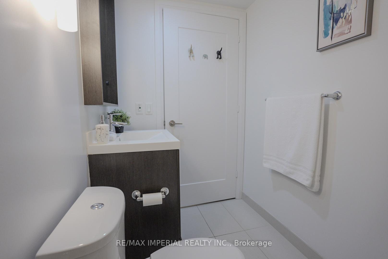 2 Bedrooms Condo at 18 Graydon Hall, Toronto For sale